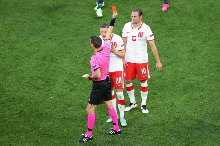 Polska - Słowacja 1:2 w Euro 2020. Od 62. minuty nasza reprezentacja grała w "10" po czerwonej kartce dla Grzegorza Krychowiaka (nr 10). 
