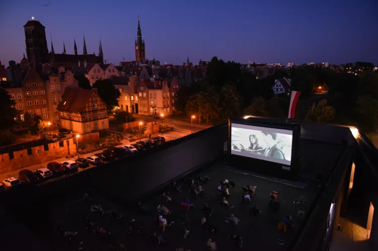 Kino na Szekspirowskim już po raz szósty zagości w Gdańsku. Tym razem dla widzów przygotowano rekordowe 33 seanse. Pierwszy z nich w środę, 16 czerwca, o 21:45 ("Palm Springs").