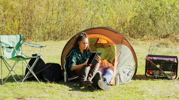 Na campingu i pod namiotem poza kosmetykami pielęgnacyjnymi, warto mieć ze sobą środki opatrunkowe, owadobójcze i preparaty łagodzące ukąszenia insektów.