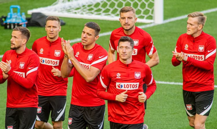 Jan Bednarek (na zdjęciu trzeci z lewej) zapewnia, że w Sewilli zobaczymy polską husarię, a każdy z naszym piłkarzy rozegra najlepszy mecz w życiu. 