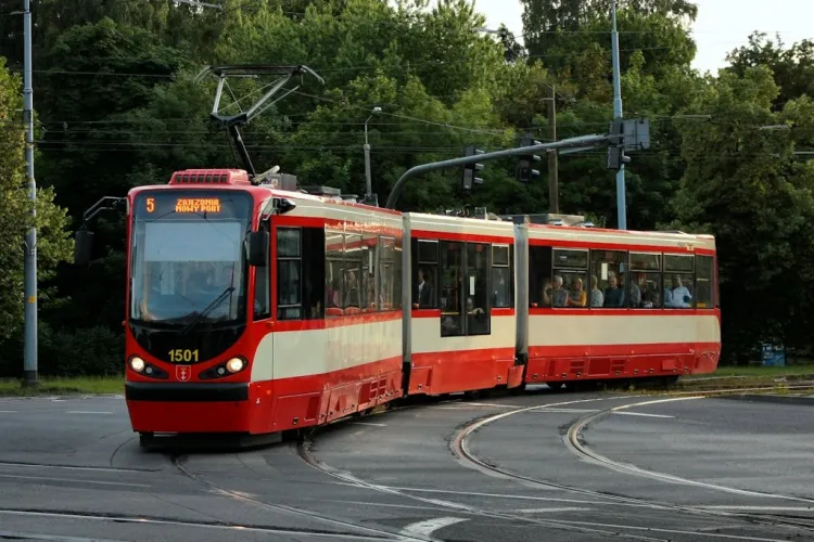 Średnia prędkość tramwajów linii 5 to zaledwie 16,6 km/h.
 