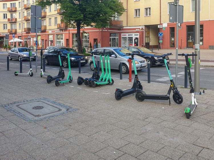 Parking rowerowy w Gdańsku. Pozostawienie hulajnogi w miejscu niewyznaczonym będzie mogło wiązać się z naliczeniem kary w wysokości 123 zł za pojazd oraz 15 zł za każdą dobę przechowania.