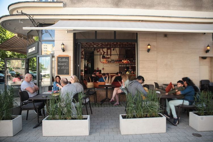 Restauracja Malika przeniosła się z ulicy Świętojańskiej na ul. Armii Krajowej w Gdyni, tuż obok Gdyńskiego Centrum Filmowego.