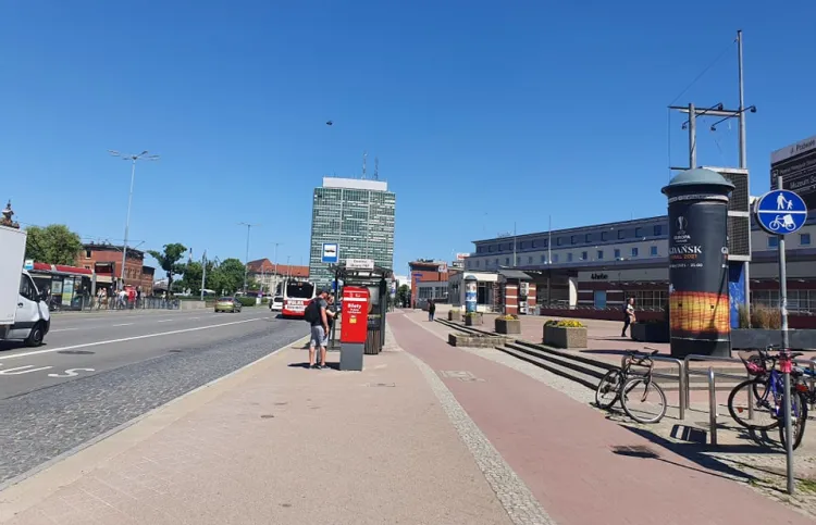 "Betonowa pustynia" naprzeciwko Dworca Głównego w Gdańsku.