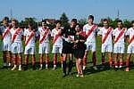 Aleksander Petza wraz z mamą i swoją drużyną przed sobotnim meczem z Arką Gdynia, przed którym został wyróżniony za swoją pozaboiskową postawę. 
