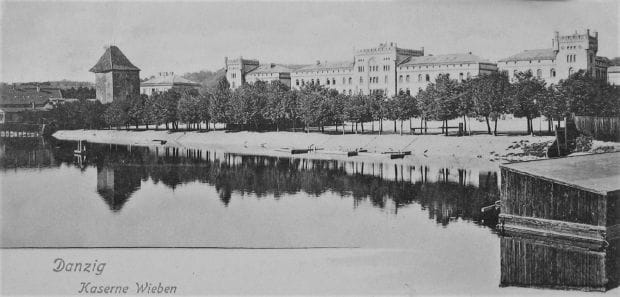 Koszary Wiebego na Starym Przedmieściu. Widok od Motławy, z lewej Baszta Pod Zrębem, około 1905 roku.