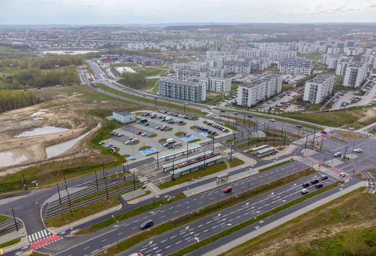 W projekcie planu przewidziano rozwój sieci tramwajowej z pętli Ujeścisko w stronę ul. Świętokrzyskiej oraz Przywidzkiej, choć wcześniej wykreślono takie rozwiązanie z dokumentów planistycznych. 