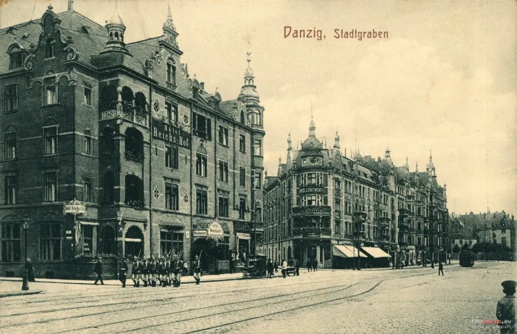 Przy Podwalu Grodzkim w Gdańsku znajdowały się niegdyś wytworne hotele. Po lewej widoczny hotel Reichs Hof, a pośrodku hotel Continental. 