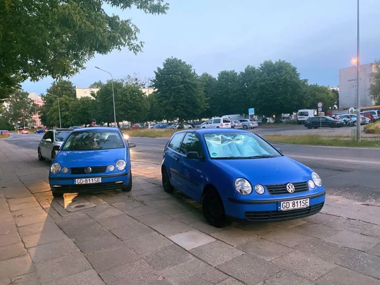 Dwa niemal identyczne VW Polo z takimi samymi numerami tablic.