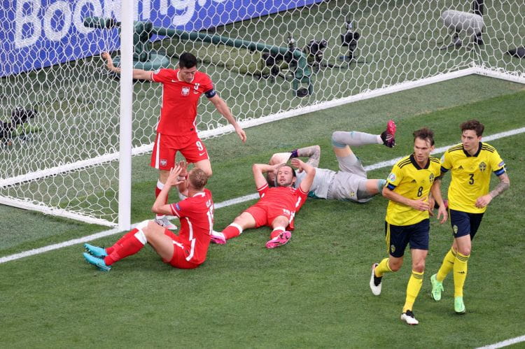 Robert Lewandowski (nr 9) strzelił 2 gole dla Polski, ale to było za mało, aby nawet zremisować ze Szwecją, a co dopiero, by awansować do 1/8 finału Euro 2020. 