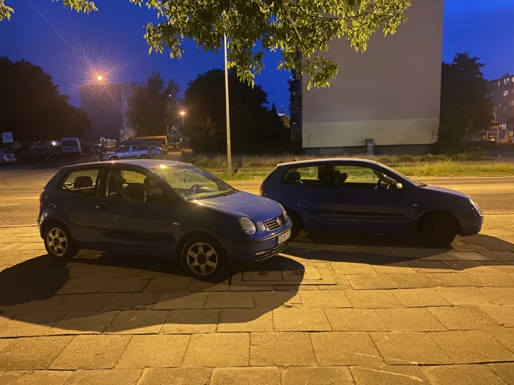Dwa niemal identyczne VW Polo z... identycznymi tablicami rejestracyjnymi.