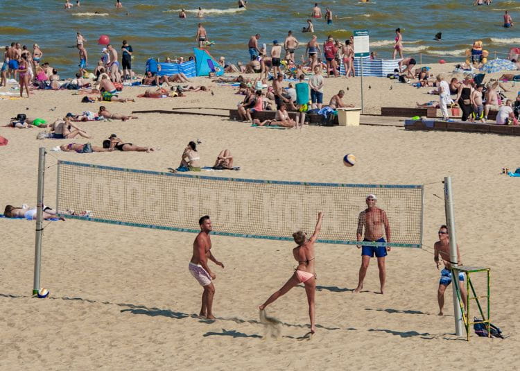 Siatkówka plażowa to jedna z najpopularniejszych aktywności na piasku. W Trójmieście nie brakuje boisk, gdzie można uprawiać tę dyscyplinę sportu.