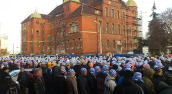 Grupa kibiców Ruchu Chorzów na placu przy Dworcu Głównym PKP.