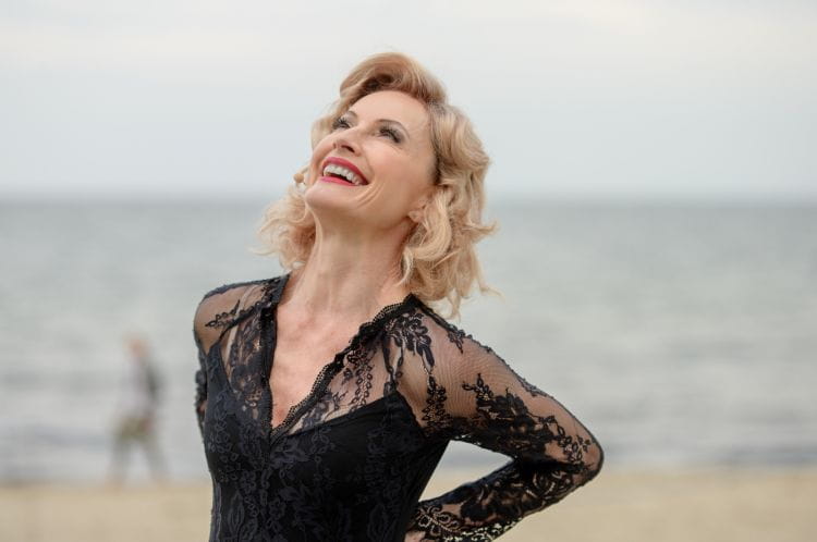 Niekwestionowaną gwiazdą spektaklu "Marlena Dietrich. Iluzje" jest Beata Buczek-Żarnecka, brawurowo wcielająca się w tytułową bohaterkę nowej premiery na Scenie Letniej w Orłowie.
