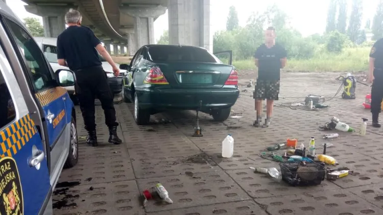 Strażnicy miejscy ukarali plenerowych mechaników, którzy naprawiali auta pod wiaduktem. 