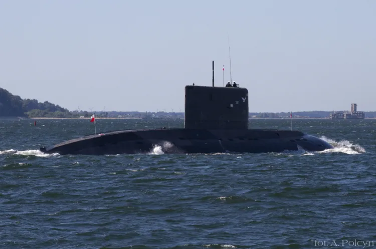 ORP Orzeł podczas rejsu w wynurzeniu na Zatoce Gdańskiej. Po prawej widoczna dawna torpedownia na Babich Dołach. Zdjęcie zostało wykonane w 2011 r.