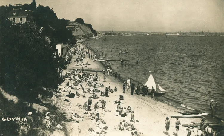 Urlopowicze wypoczywają na plaży w Gdyni. Zdjęcie z drugiej połowy lat 30.