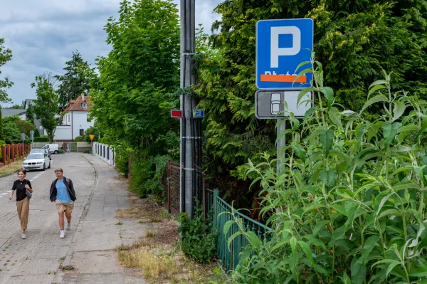Zmiany zasad parkowania w Orłowie widać na znakach pionowych, ale nie wszędzie są wymalowane linie. Cały czas są też montowane parkometry.
