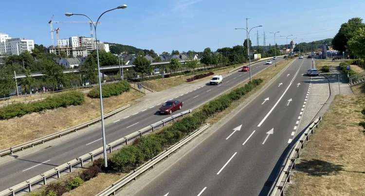 Trasa biegnie wzdłuż torów.