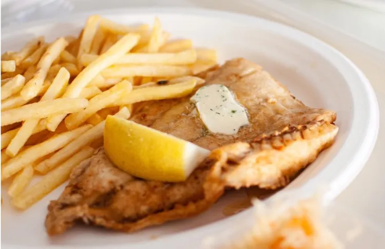 Ryba z frytkami, znana jest także jako "fish & chips"  - brytyjskie danie ze smażonej ryby, skropione octem, całość tradycyjnie zawinięta w gazetę.