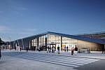 Funkcjonalny, o nowoczesnym i nieco industrialnym wyglądzie, z zielonym dachem, komfortowy, dostępny i proekologiczny. Taki ma być dworzec Gdańsk-Wrzeszcz po zakończeniu inwestycji. PKP SA podpisały umowę na przebudowę dworca obsługującego prawie 9 mln podróżnych rocznie.