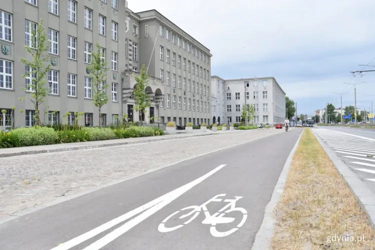 Przed Uniwersytetem Morskim w Gdyni powstała droga rowerowa.