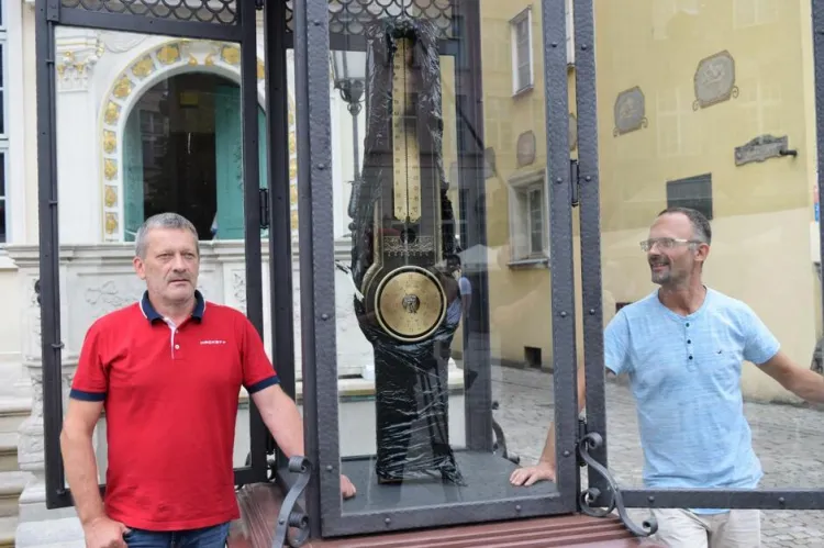 Prof. Jan Szczypka oraz Dawid Kubacki naprawili i zregenerowali kolumnę Fahrenheita. 