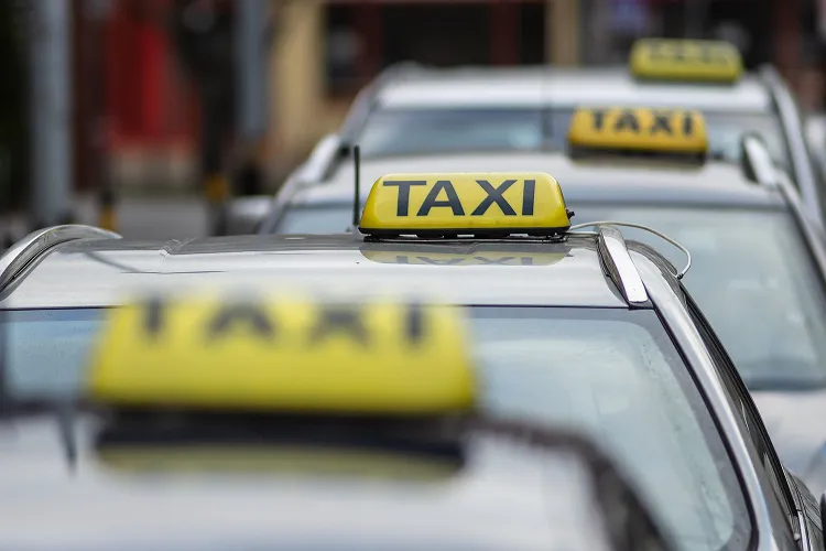 Aktualnie w Trójmieście aktywne są 9726 licencje taksówkarskie i wpisy do licencji. W rzeczywistości samych pojazdów jest nieco mniej.