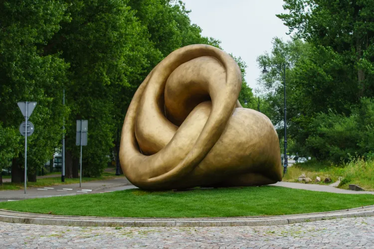 Rzeźba "Echo" Xawerego Wolskiego stanęła na rondzie u zbiegu ul. Bitwy pod Płowcami i Hestii w Sopocie.