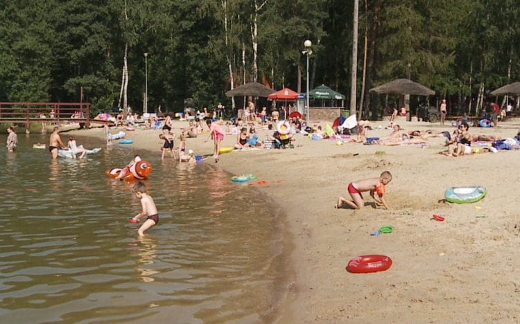 Plaża nad jeziorem Łapińskim to dobra opcja na wypoczynek dla rodzin z dziećmi.