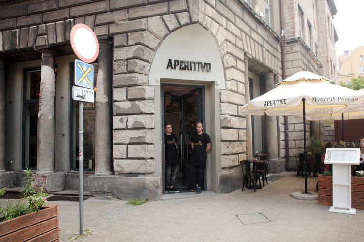 Aperitivo to niewielki lokal urządzony w stylu nienachalnej włoskiej elegancji.