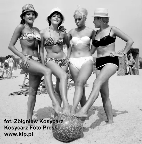 Na plaży w Sopocie. Rok 1967. Nasza czytelniczka ustaliła nazwiska trzech z widocznych kobiet. Patrząc od lewej stoją Halina Winiarska, Barbara Rozmierska i Ewa Żurek.