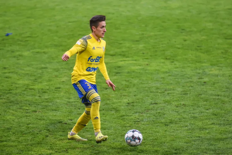 Mikołaj Łabojko z młodzieżowców, którzy obecnie są w Arce Gdynia, ma najwięcej meczów rozegranych w pierwszej drużynie żółto-niebieskich. 