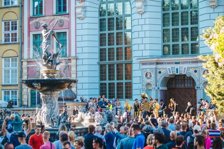 Na występy ulicznych artystów, co roku licznie przyjeżdżających do Gdańska na festiwal FETA, będziemy musieli poczekać do 2022 roku. Tegoroczna edycja festiwalu została odwołana.