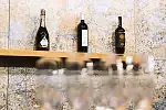 Wine Bar Probiernia posiada 50 miejsc siedzących i ma możliwość organizowania degustacji, kolacji komentowanych i różnych uroczystości nawet dla 80 osób.