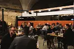 Wine Bar Probiernia posiada 50 miejsc siedzących i ma możliwość organizowania degustacji, kolacji komentowanych i różnych uroczystości nawet dla 80 osób.