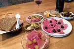 Wine Bar Probiernia posiada 50 miejsc siedzących i ma możliwość organizowania degustacji, kolacji komentowanych i różnych uroczystości nawet dla 80 osób.