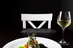 Winne Grono to restauracja lokalna ze starannym jedzeniem i ogromnym wyborem wina prosto od importera.