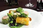 Winne Grono to restauracja lokalna ze starannym jedzeniem i ogromnym wyborem wina prosto od importera.