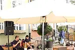 Winne Grono to restauracja lokalna ze starannym jedzeniem i ogromnym wyborem wina prosto od importera.