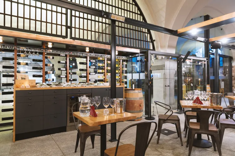 Wine Bar Probiernia posiada 50 miejsc siedzących i ma możliwość organizowania degustacji, kolacji komentowanych i różnych uroczystości nawet dla 80 osób.
