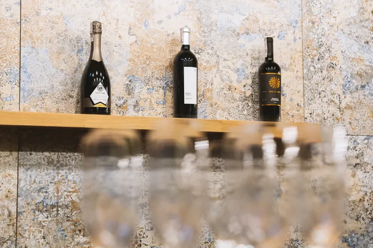 Wine Bar Probiernia posiada 50 miejsc siedzących i ma możliwość organizowania degustacji, kolacji komentowanych i różnych uroczystości nawet dla 80 osób.