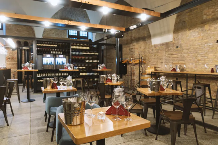Wine Bar Probiernia posiada 50 miejsc siedzących i ma możliwość organizowania degustacji, kolacji komentowanych i różnych uroczystości nawet dla 80 osób.