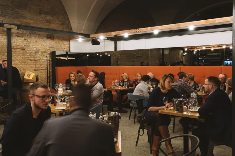 Wine Bar Probiernia posiada 50 miejsc siedzących i ma możliwość organizowania degustacji, kolacji komentowanych i różnych uroczystości nawet dla 80 osób.