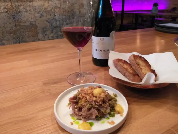 Wine Bar Probiernia posiada 50 miejsc siedzących i ma możliwość organizowania degustacji, kolacji komentowanych i różnych uroczystości nawet dla 80 osób.