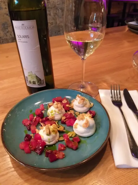 Wine Bar Probiernia posiada 50 miejsc siedzących i ma możliwość organizowania degustacji, kolacji komentowanych i różnych uroczystości nawet dla 80 osób.