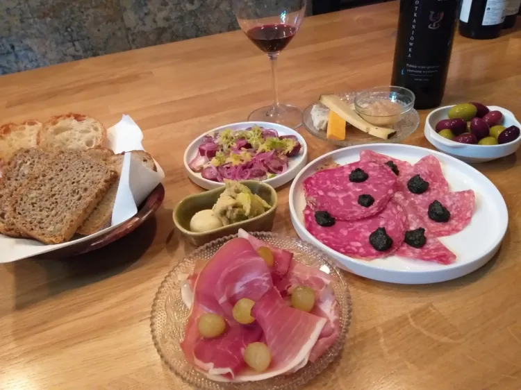 Wine Bar Probiernia posiada 50 miejsc siedzących i ma możliwość organizowania degustacji, kolacji komentowanych i różnych uroczystości nawet dla 80 osób.