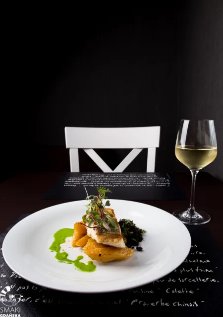 Winne Grono to restauracja lokalna ze starannym jedzeniem i ogromnym wyborem wina prosto od importera.