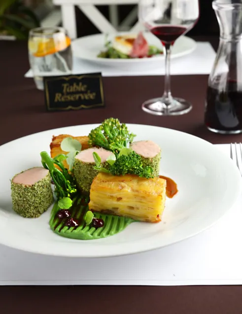 Winne Grono to restauracja lokalna ze starannym jedzeniem i ogromnym wyborem wina prosto od importera.