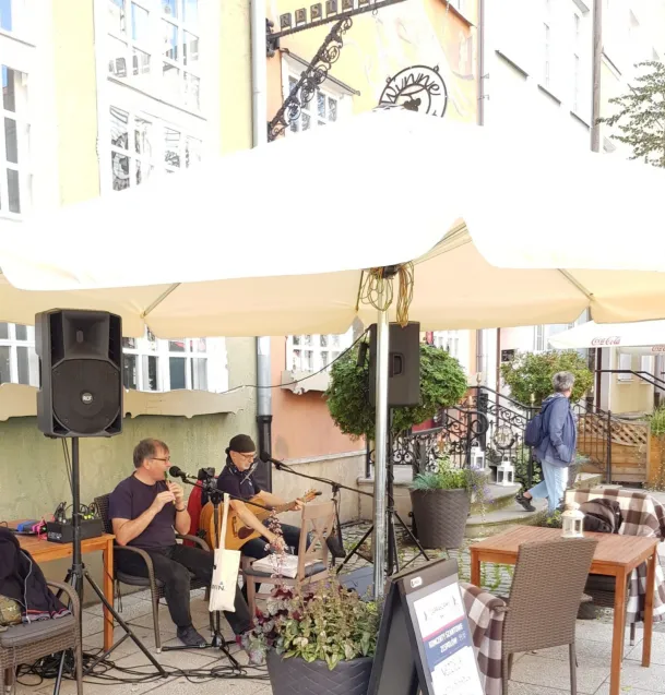 Winne Grono to restauracja lokalna ze starannym jedzeniem i ogromnym wyborem wina prosto od importera.
